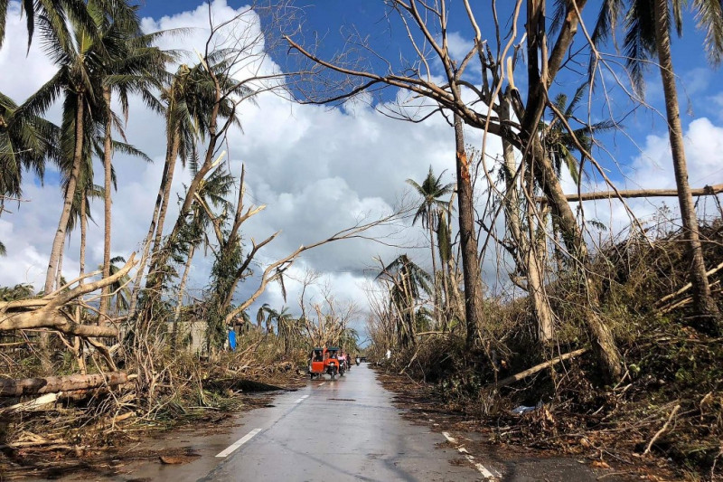 Troops race to deliver aid to Philippine typhoon survivors