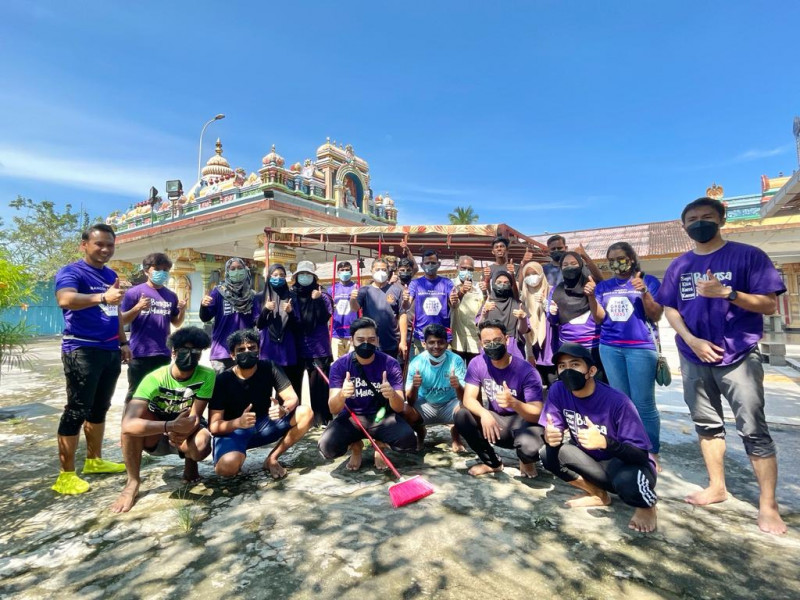 Netizens laud multiracial, multi-religious volunteers’ efforts in cleaning Hindu temple after floods