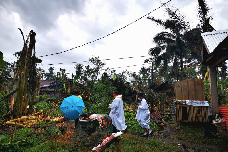 Philippine typhoon survivors wish for roofs, food on Christmas