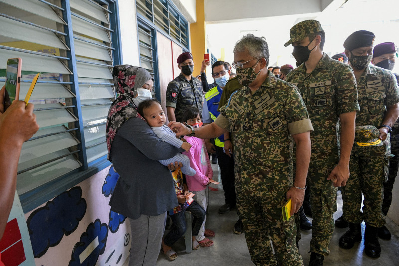 Agong visits flood victims in Temerloh, inspects clean-up operations