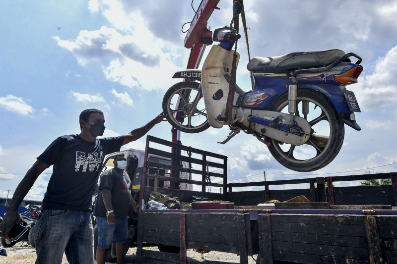 Tow truck operator, workshop owners extend helping hand to flood victims