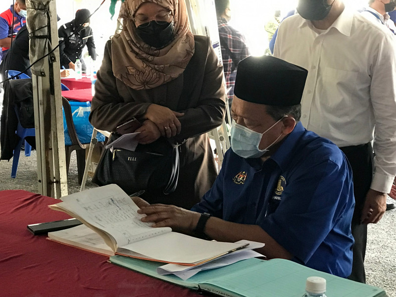Govt gives RM1,000 each to 107 Kg Sg Penchala families 