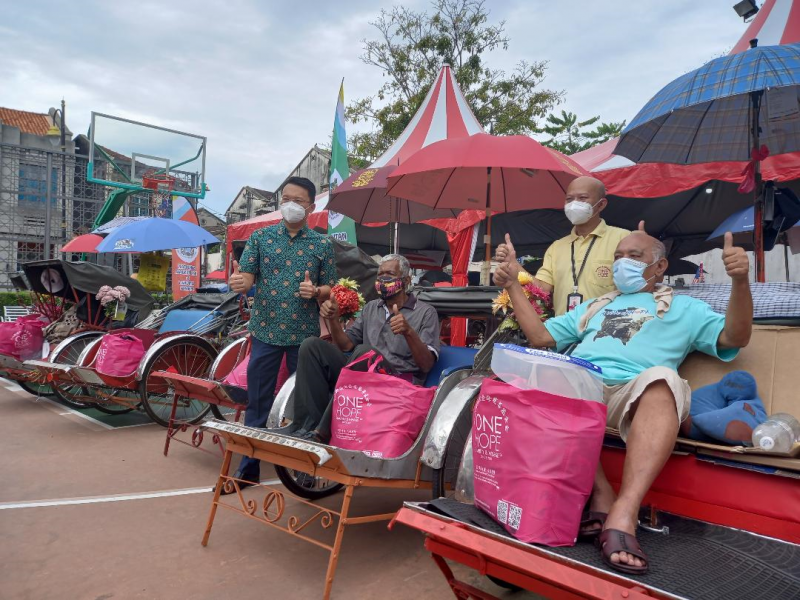 NGO distributes more than 80 food packs to Penang’s trishaw riders