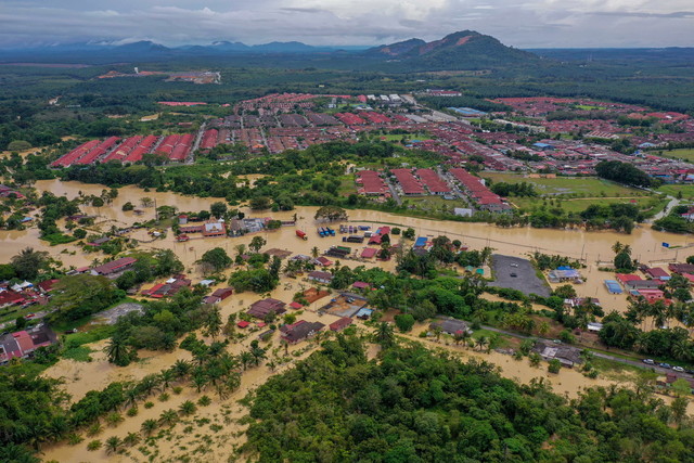 Kg Morten inundated due to high tide, Sg Melaka overflowing