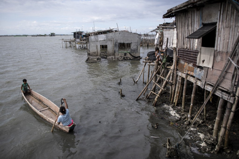 Philippines broadens Covid-19 restrictions outside Manila