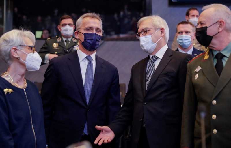 Nato sits down with Russia to seek end to Ukraine stand-off