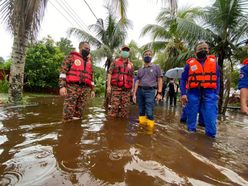 Evacuate, don’t delay: Annuar Rapaee cautions flood-hit villagers against braving rising waters