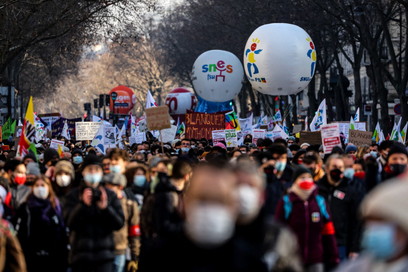 French teachers walk out over Covid-19 confusion
