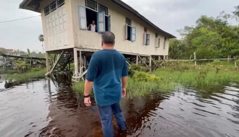 Bintulu MP wades through Sibu flood aftermath, calls for prompt solutions