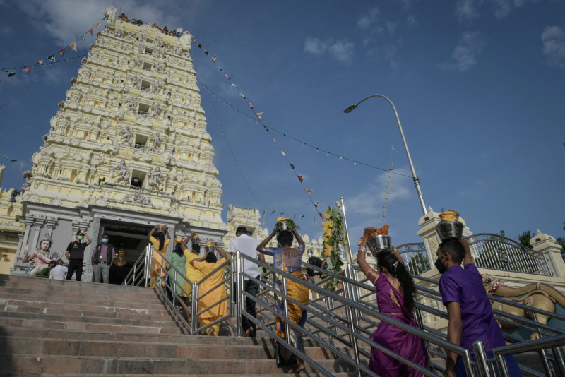 On Thaipusam, temples see long lines before opening, after closing