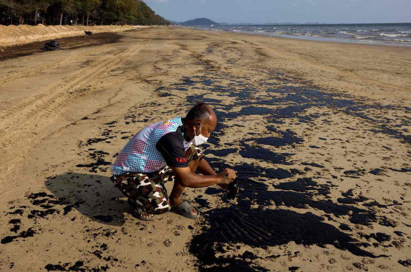 Oil spill reaches Eastern Thailand, beach declared disaster area