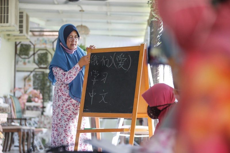 Extra-special CNY for retired Malay teacher offering free Mandarin lessons