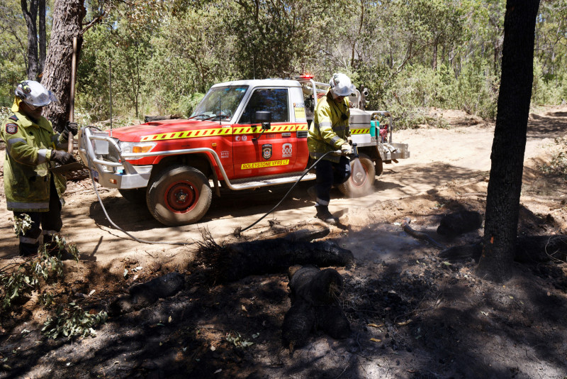 Australia bushfires rage, threatening Perth suburbs 