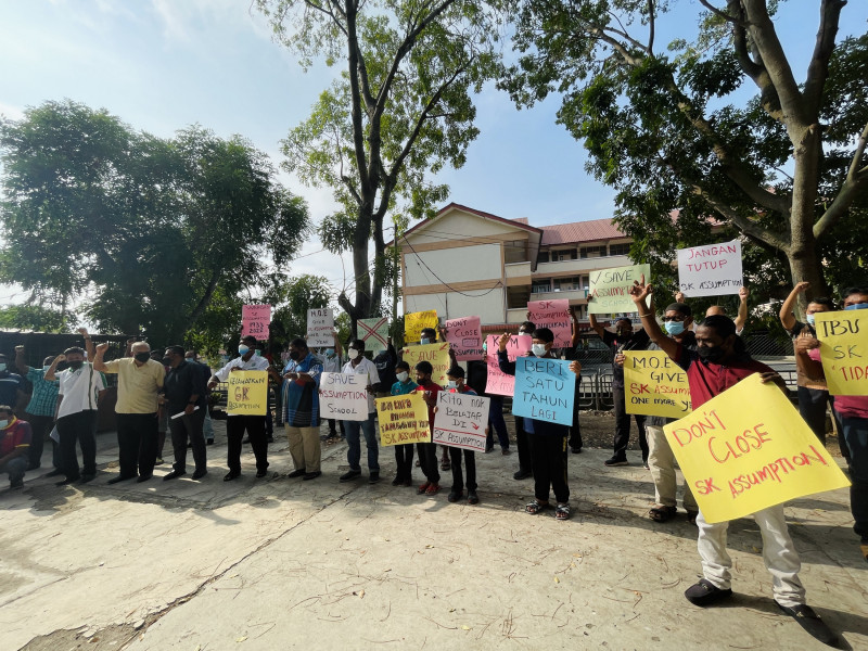 Parents of SK Assumption’s students protest school’s closure