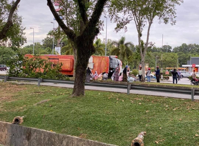 Bus crashes into tree in Nilai this morning, injuring four students