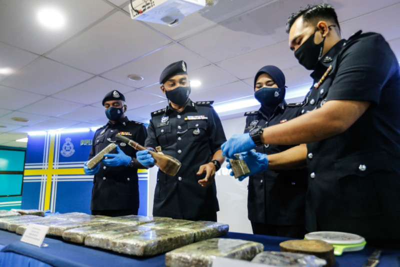 Penang cops nab marijuana syndicate couple, friend