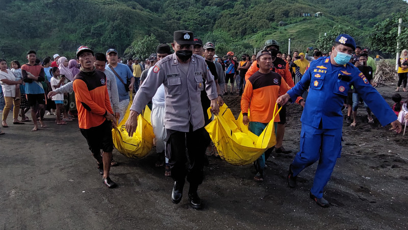 High waves kill 10 during Indonesia beach ritual
