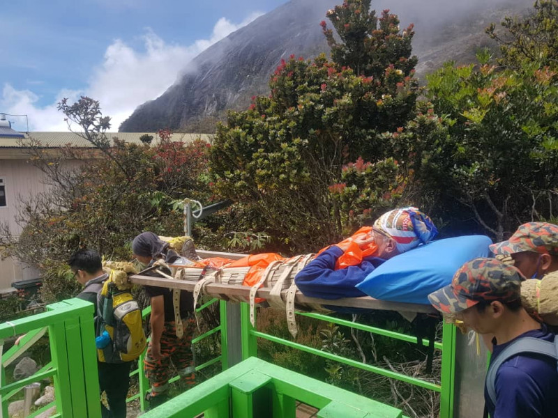 Paragliding near Mt Kinabalu goes wrong: one injured, another stuck on tree