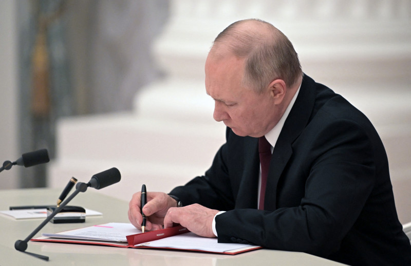 Defying West, Putin orders troops to Ukraine rebel regions