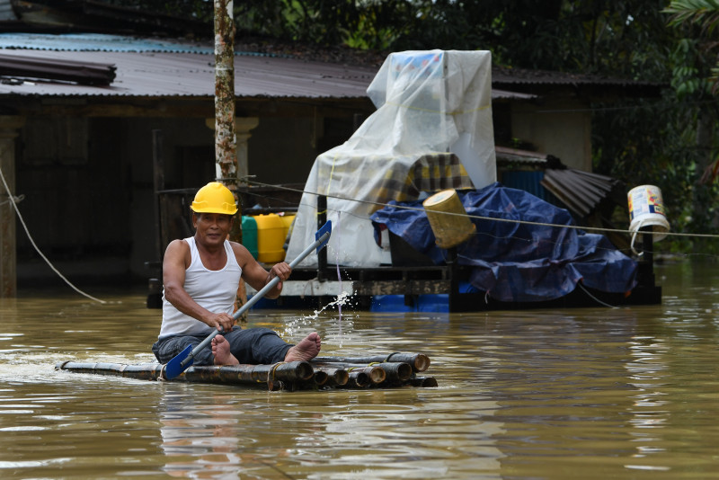 Floods prompt senior citizen to build rafts to keep belongings safe