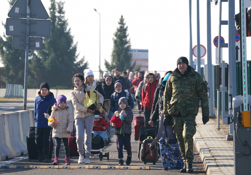 100,000 Ukrainians cross border into Poland: deputy minister