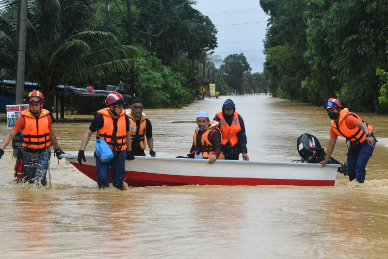 Ajil assemblyman nearly swept away during flood aid mission in Terengganu