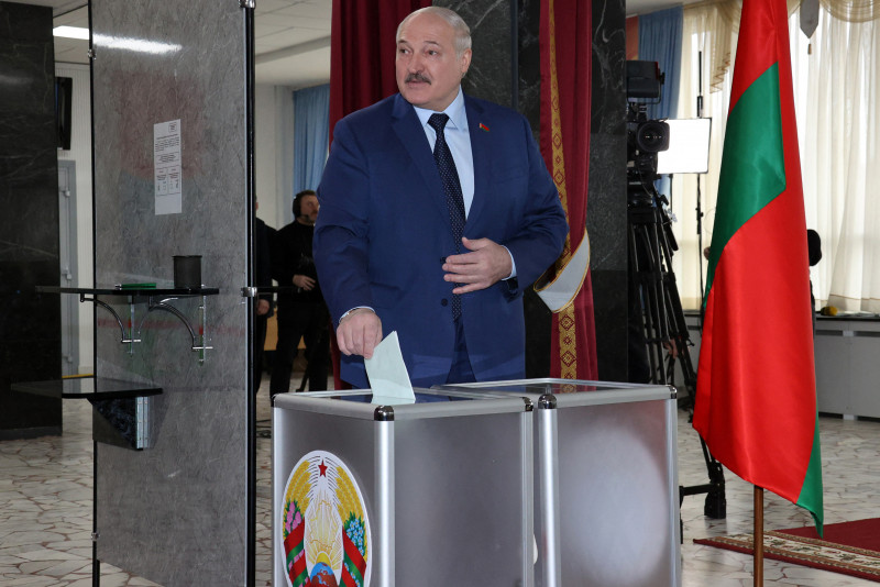 Belarus votes to give up non-nuclear status