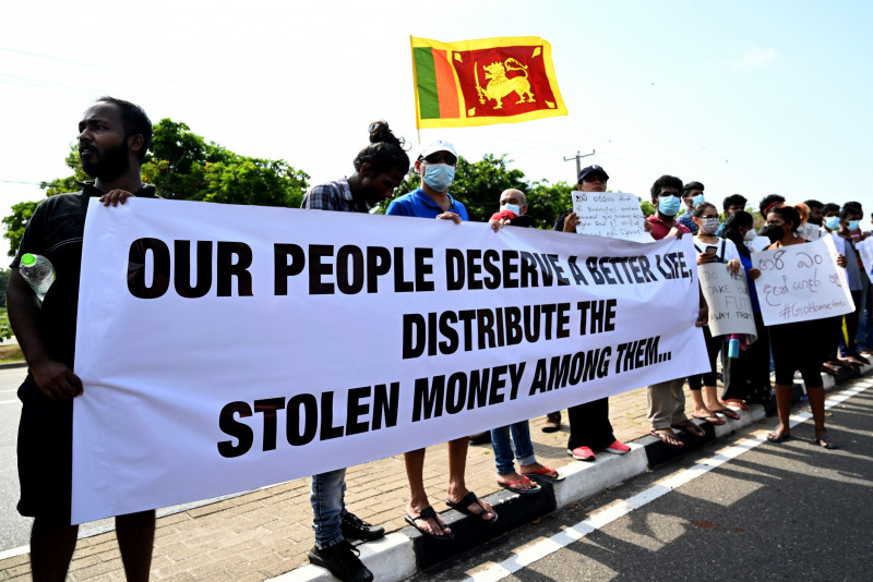 Sri Lanka cabinet resigns after protesters defy curfew