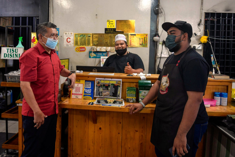 Simpang Jeram hopefuls target small traders, youth in Johor campaign