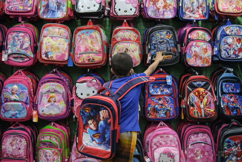 Lockers to be provided to help resolve heavy school bags issue: MoE