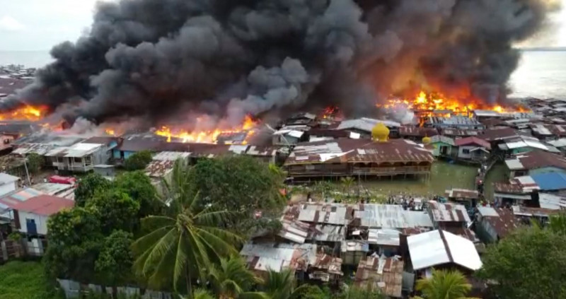 Massive fire razes squatter colony in Tawau