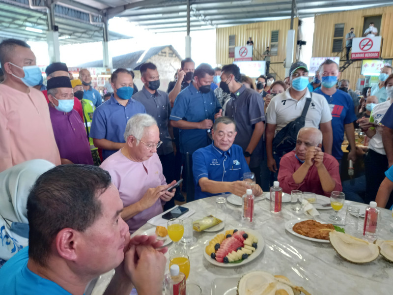 Chants of ‘Bossku’ welcome Najib during Penang roundtrip