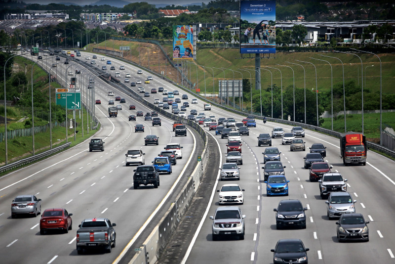 Major highways see slow-moving traffic on second Raya morning