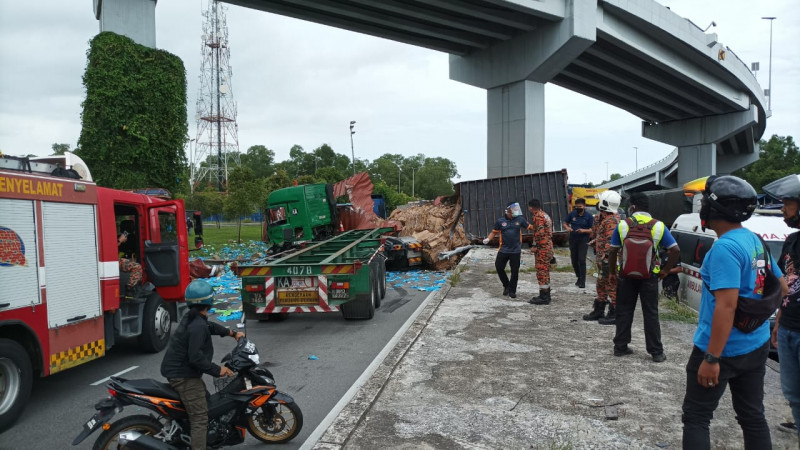 Container falls 40ft onto Port Klang road, crushes lorry, halts traffic