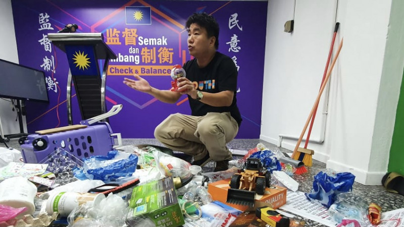 Rubbish-cleaning dip in Sg Pinang no political stunt, says MCA man