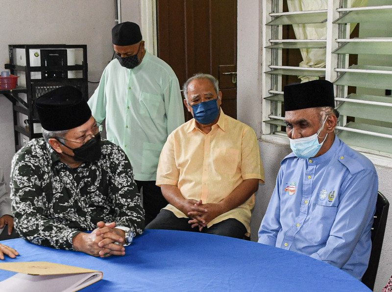 Govt studying how to improve welfare of veteran art practitioners: Annuar