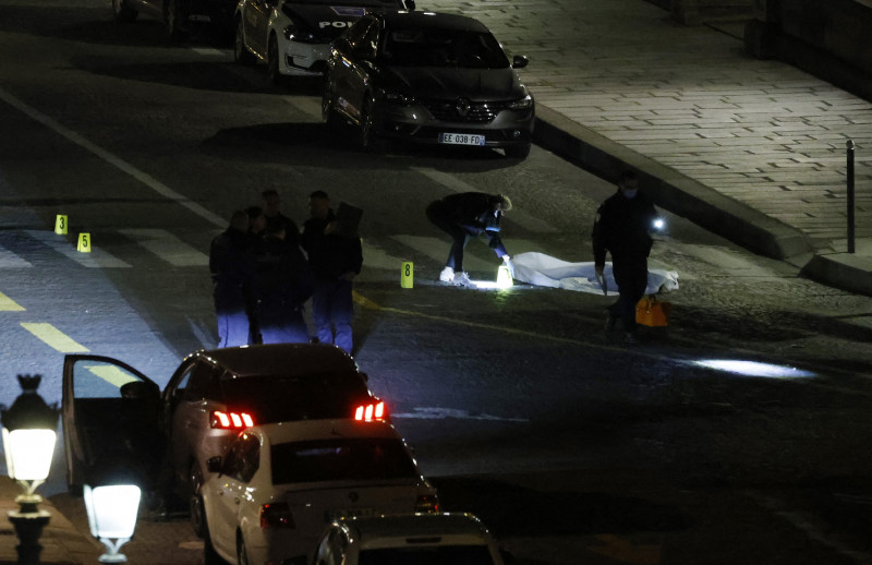 Paris officers shoot and kill two in car: police