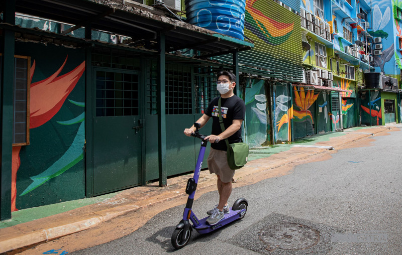 Govt bans mopeds, personal mobility devices from public roads: Wee
