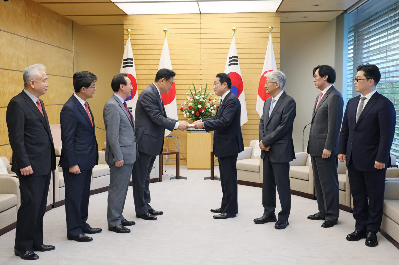 Japan PM urges warmer ties in talks with South Koreans