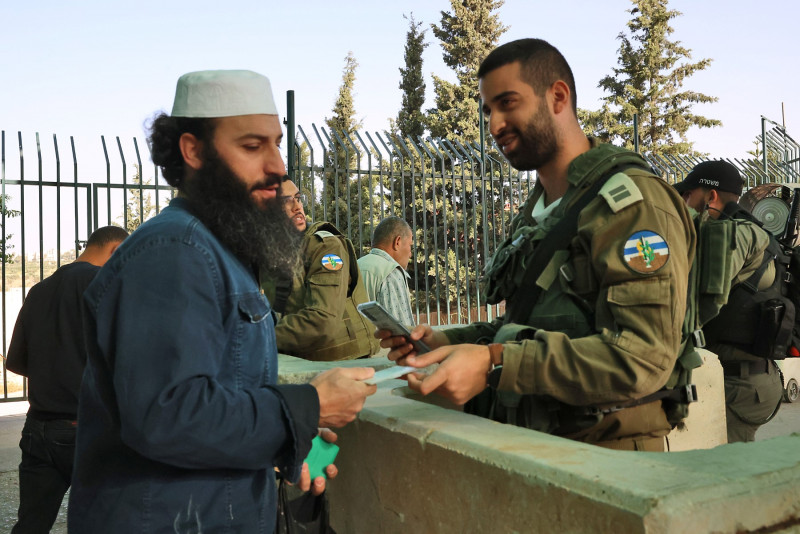 Clashes at Jerusalem’s Al-Aqsa mosque compound leave 42 hurt