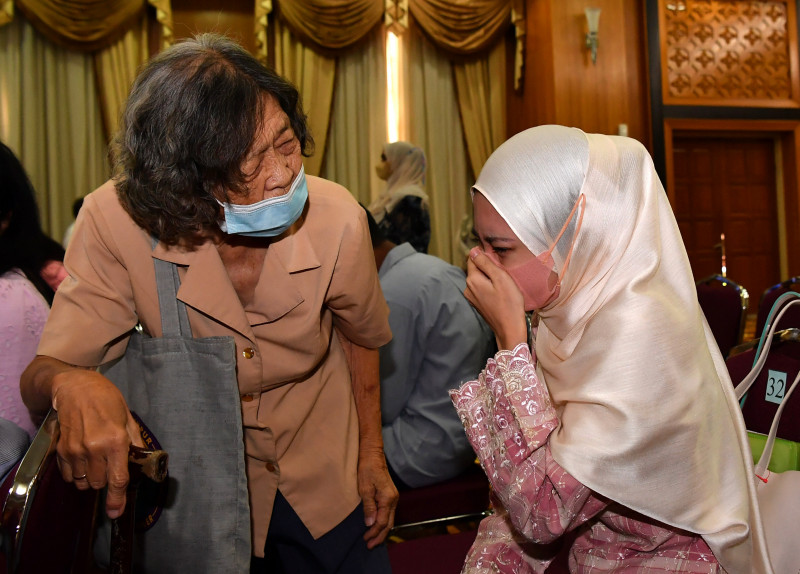 Woman abandoned by Indonesian mother as toddler receives M’sian citizenship