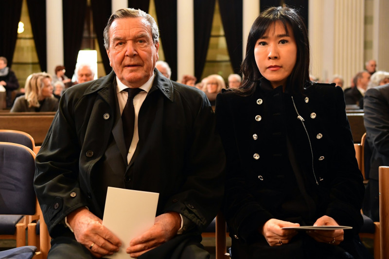 Germany to reconsider Schroeder’s perks over Moscow ties