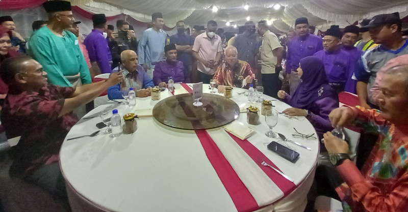 Reezal, Najib call for unity, setting aside of differences during Raya