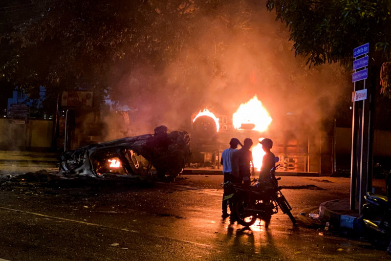 Sri Lankan troops evacuate outgoing PM Mahinda Rajapaksa