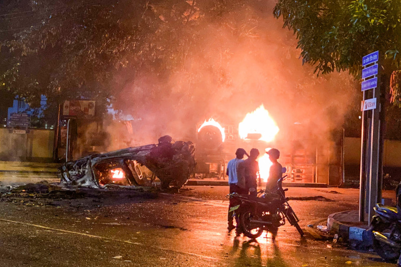 Sri Lanka orders use of live ammunition to contain riots
