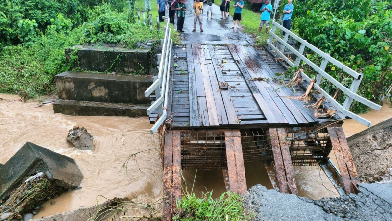 Kota Belud bridge collapses, disconnecting at least five villages