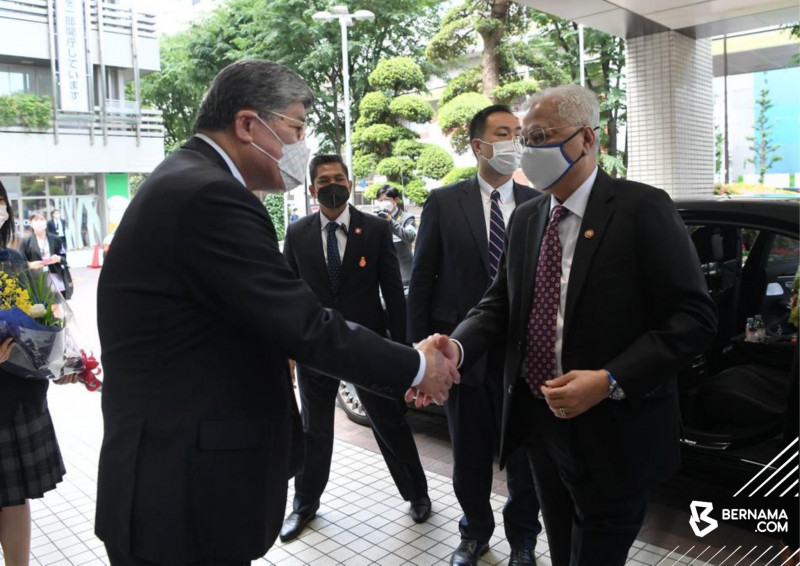 Netizens question Jovian Mandagie’s presence with PM in Japan