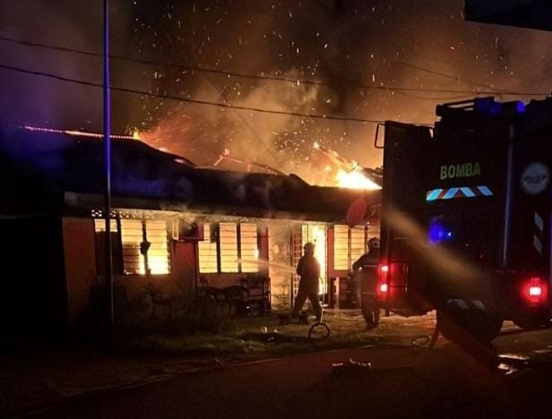 Dengkil fire destroys nine houses