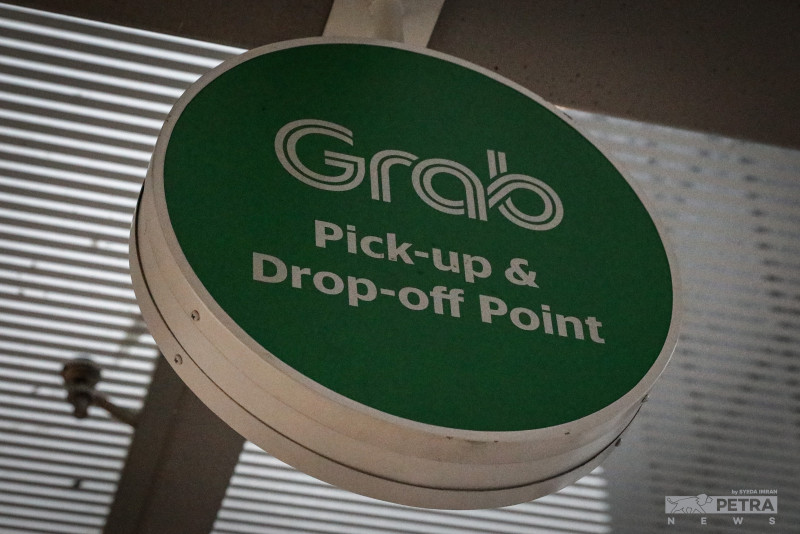 Traffic jams, govt refusal to control fares behind Grab driver shortage: group