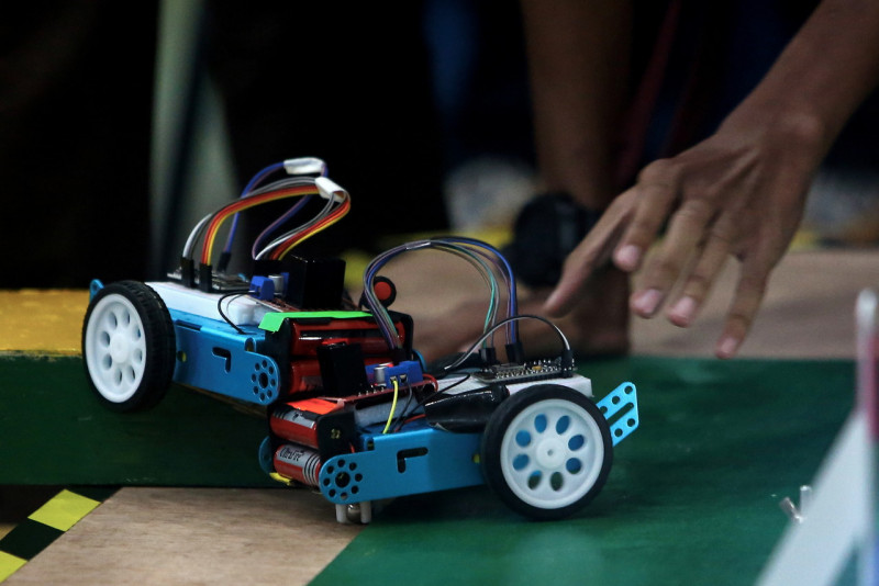 Cool enough for school: teens from Felda Sendayan win robotics competition 